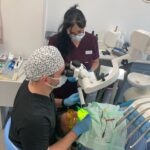 dr Artem Dorosz podczas leczenia endodontycznego pod mikroskopem