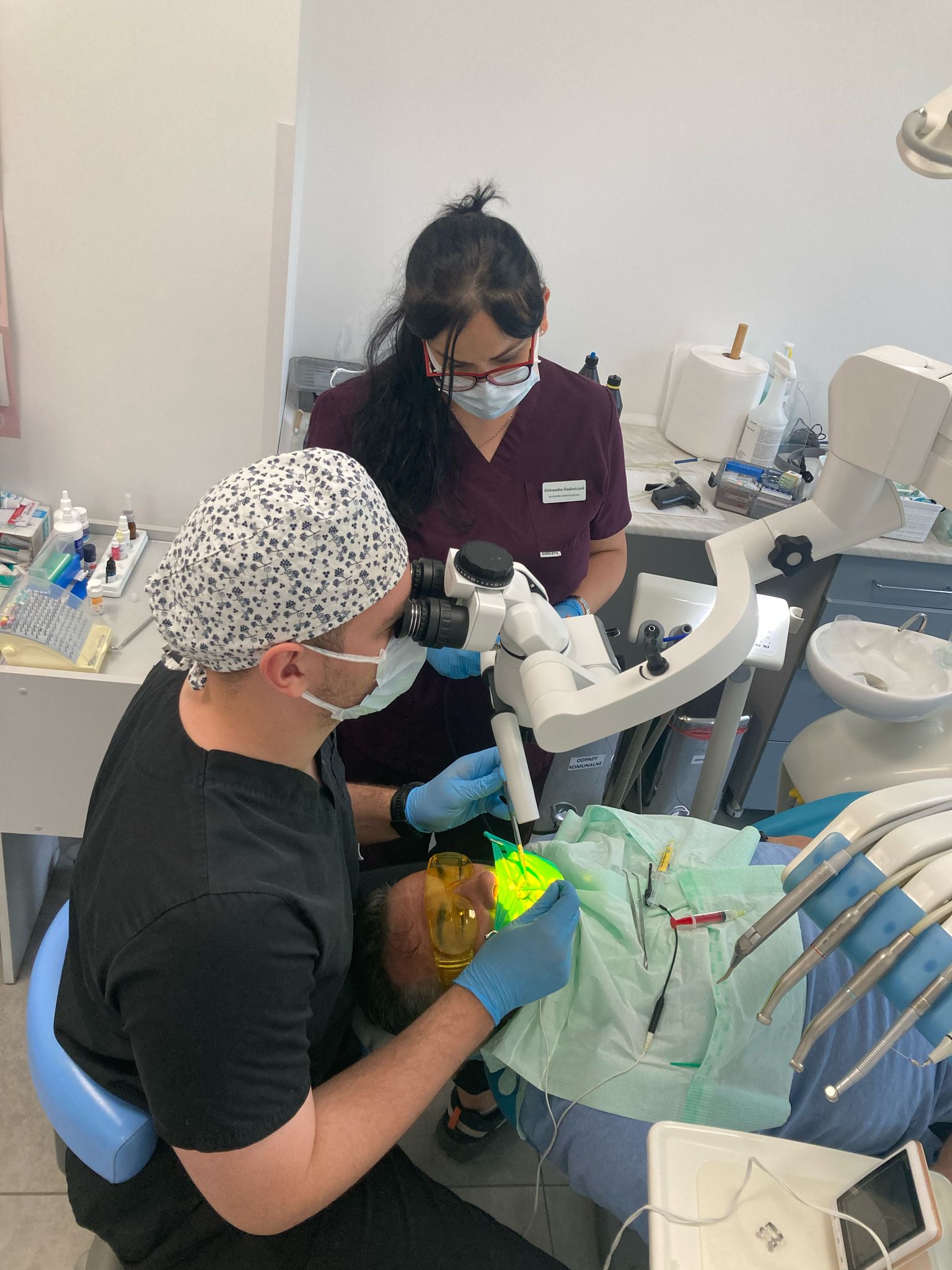dr Artem Dorosz podczas leczenia endodontycznego pod mikroskopem